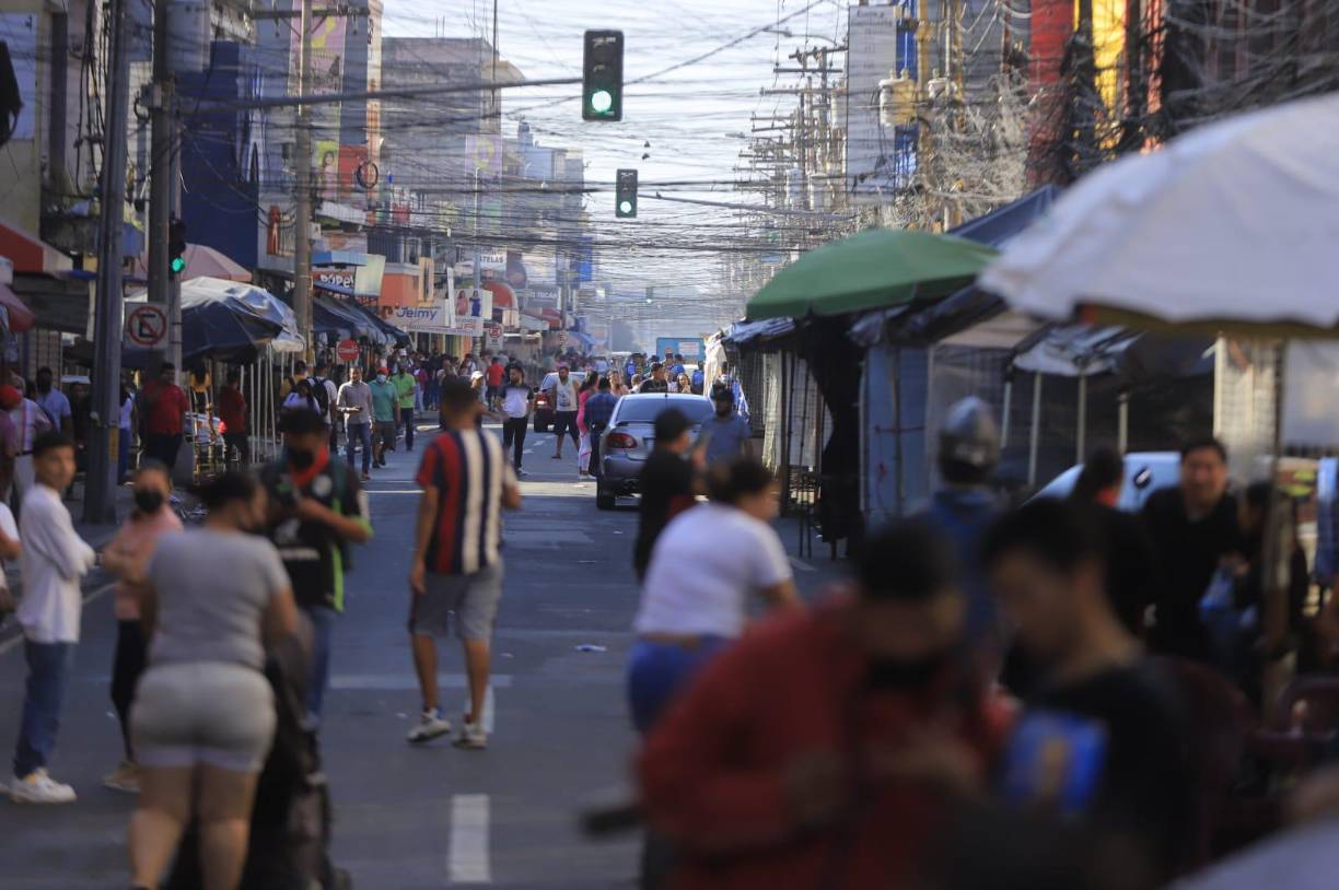Un grupo de comerciantes camina por varios puntos de la tercera avenida amenazando a comerciantes a cerrar sus negocios, portando palos y piedras. 