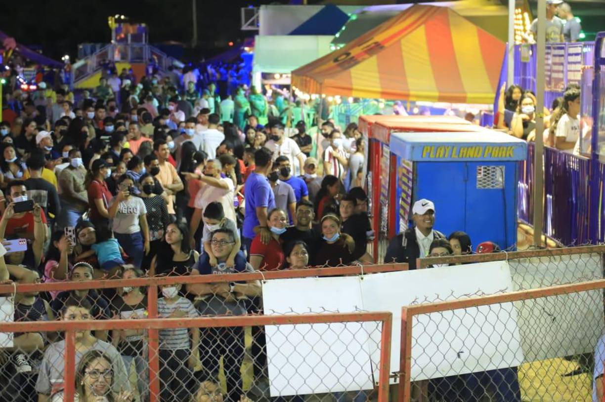 Así disfrutan los sampedranos de los juegos mecánicos en la Feria Juniana