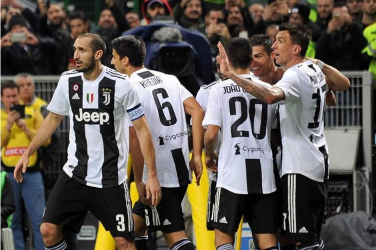 Cristiano Ronaldo es felicitado por sus compañeros de la Juventus. Foto @JuventusFC