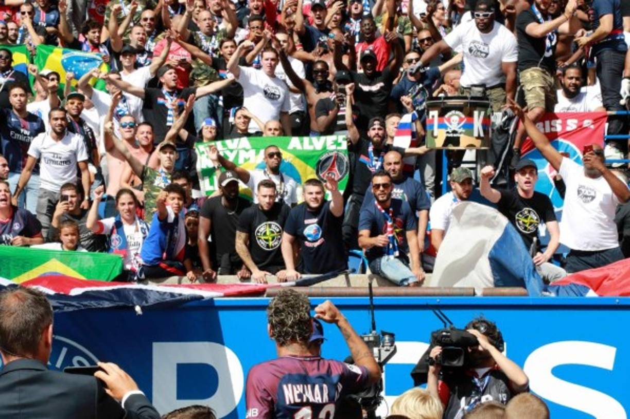 La afición del PSG ha coreado el nombre del brasileño. FOTO AFP.