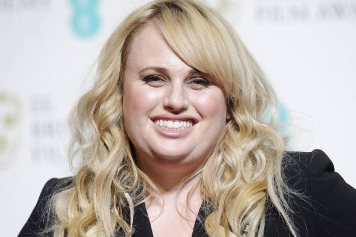 Rebel Wilson optó por un diseño negro asimétrico.