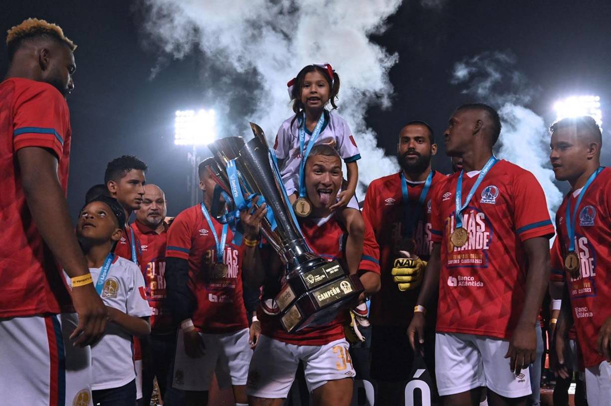 Kevin López, el autor del gol del título, festeja con su hija en brazos.