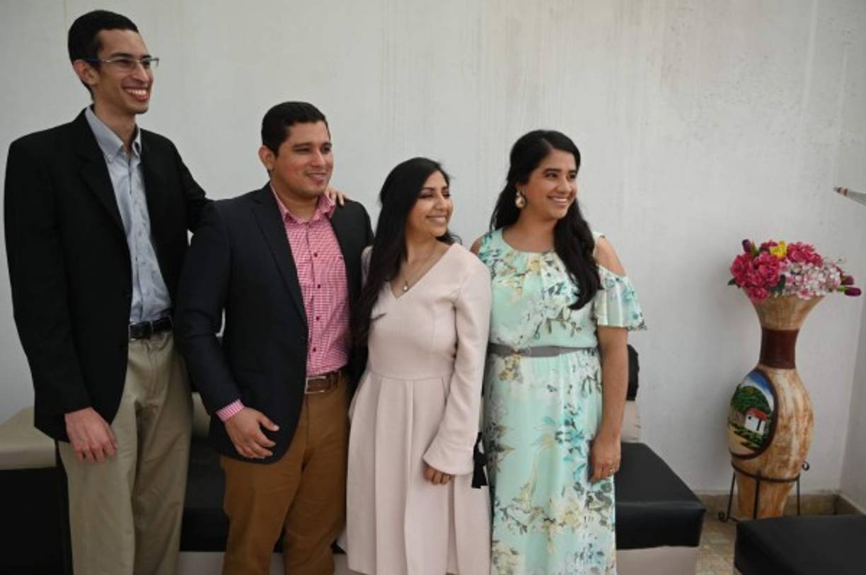 En el turístico municipio de Santa Ana, 10 km al sur de Tegucigalpa, el regidor Rony Vásquez une a las parejas procedentes de la capital y pueblos vecinos vistiendo sus mejores galas.