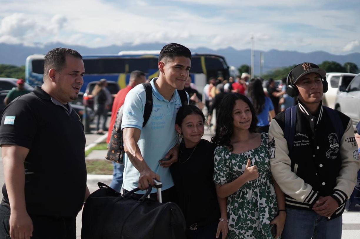 El ‘Bicho‘ Palma se mostró accesible con los aficionados hondureños en el Aeropuerto Internacional Ramón Villeda Morales de San Pedro Sula.