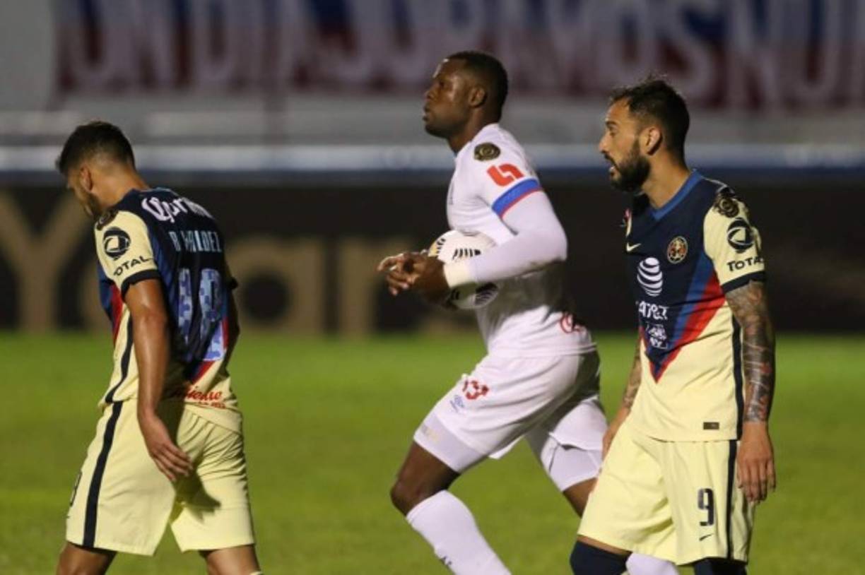 En el epílogo del partido, Yustin Arboleda descontó de cabeza y puso el 2-1 a los 89. Este gol le da vida a la serie.