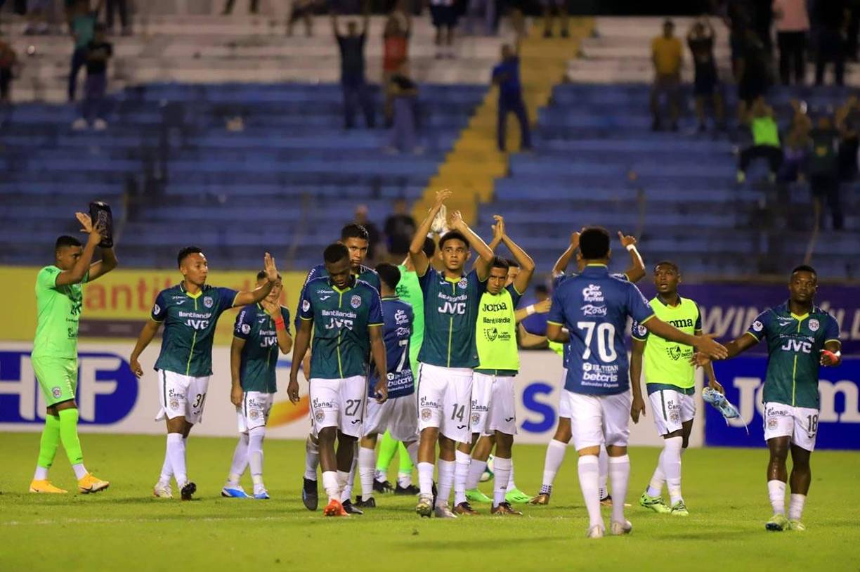 Los jugadores del Marathón celebrando el triunfo y agradeciendo a su afición por el apoyo.