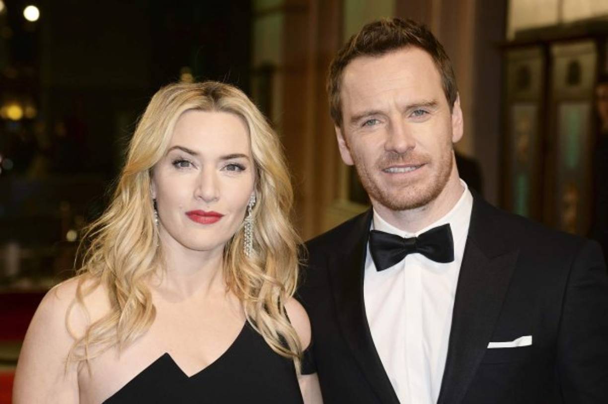 Kate Winslet lució una cabellera rubias con ondas sueltas.