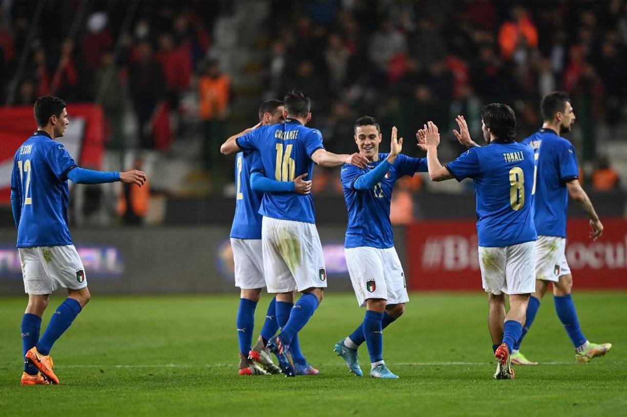 El calendario para Italia marca compromisos importantes en el corto plazo. El más cercano será el 1 de junio, cuando en Wembley enfrente a Argentina en la Finalissima, compromiso que pone cara a cara al ganador de la Copa América con el de la Eurocopa. Luego comenzará la fase de grupos de la Liga de las Naciones, donde compartirá zona con Alemania, Inglaterra y Hungría
