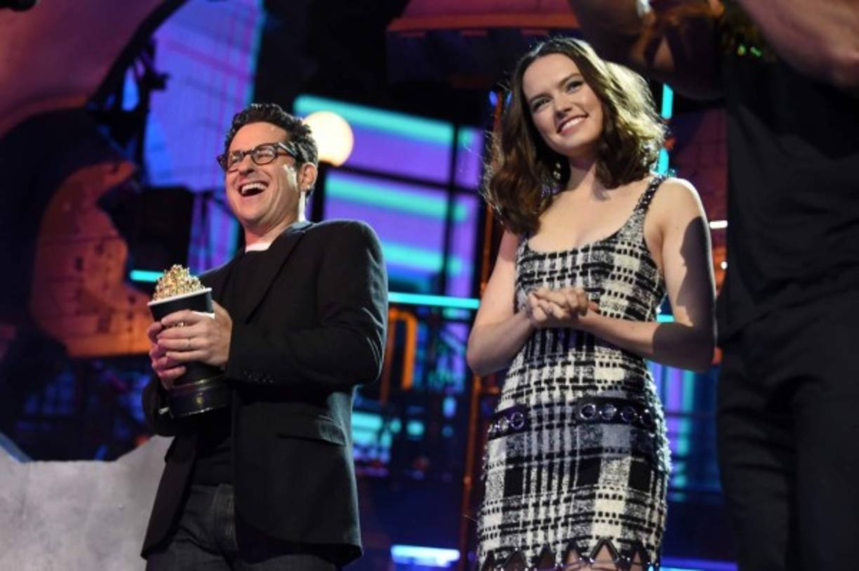 El director J. J. Abrams recibió el premio como mejor película por Star Wars: The Force Awakens .