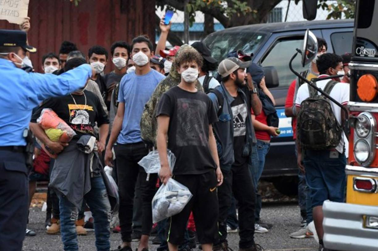 Honduran migrants deported from Mexico, queue to get on a bus after being notified they would be quarantined to prevent the spread of the COVID-19 coronavirus, upon arrival at Toncontin international airport in Tegucigalpa, on April 14, 2020. (Photo by ORLANDO SIERRA / AFP)