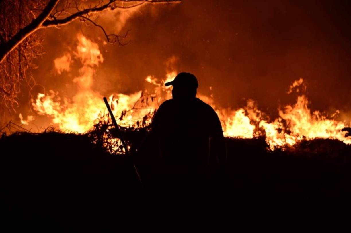 Los bomberos trabajaron hasta la medianoche para controlar el incendio. AFP