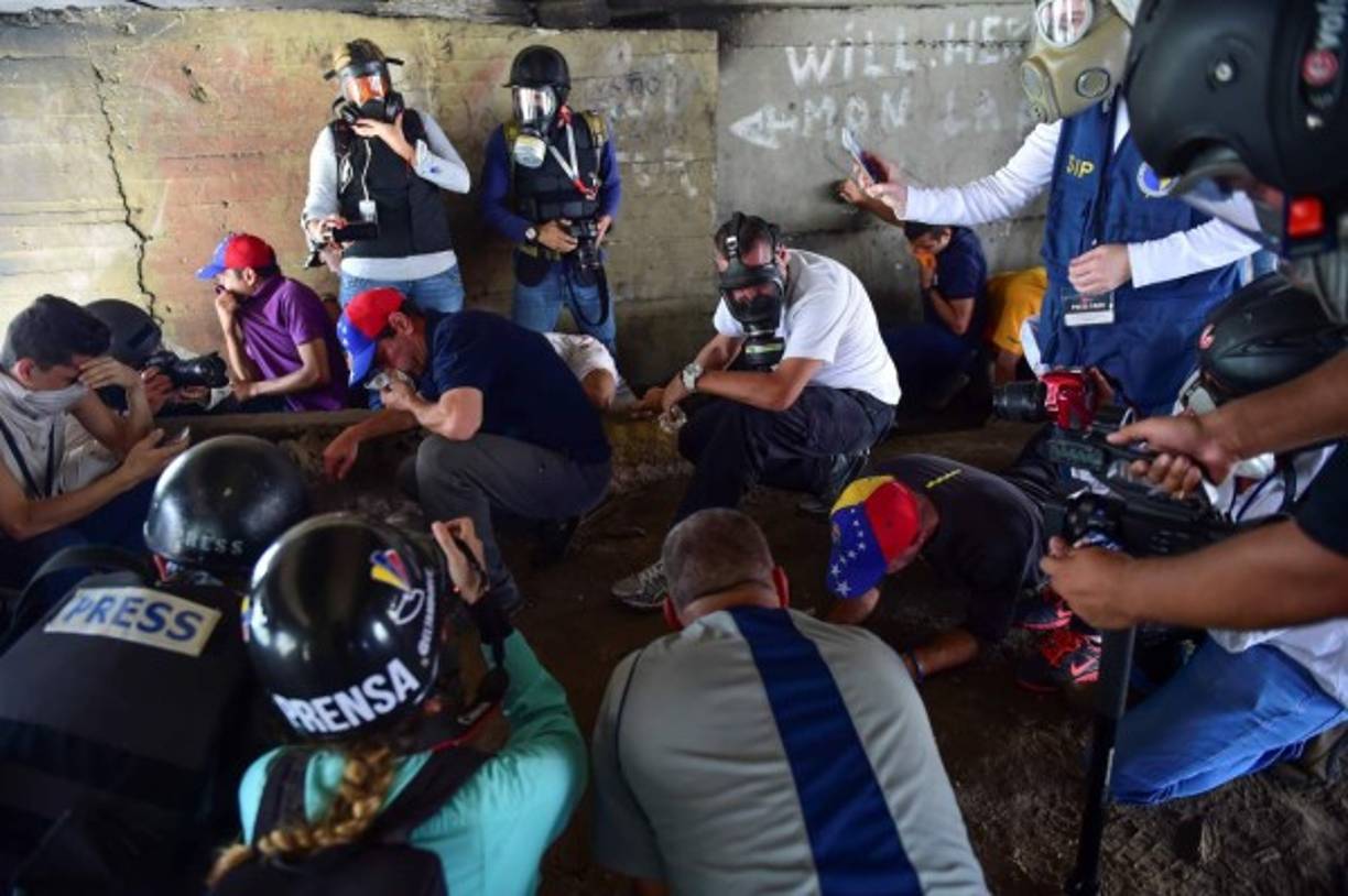El excandidato presidencial se resguardó bajo un puente de las bombas lacrimógenas.