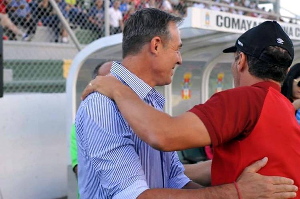 Pedro Troglio y Hernán ’La Tota’ Medina se saludan antes del inicio del partido.
