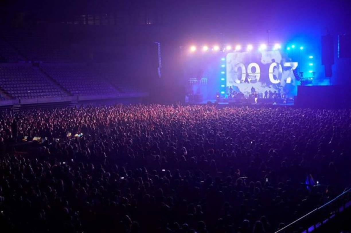 Tras una larga sequía sin eventos masivos debido el covid-19, esté sábado se vivió en Barcelona, España, un concierto que congregó a 5,000 personas que llegaron a disfrutar la música del grupo Love of Lesbian en el Palacio Sant Jordi./ Foto EFE