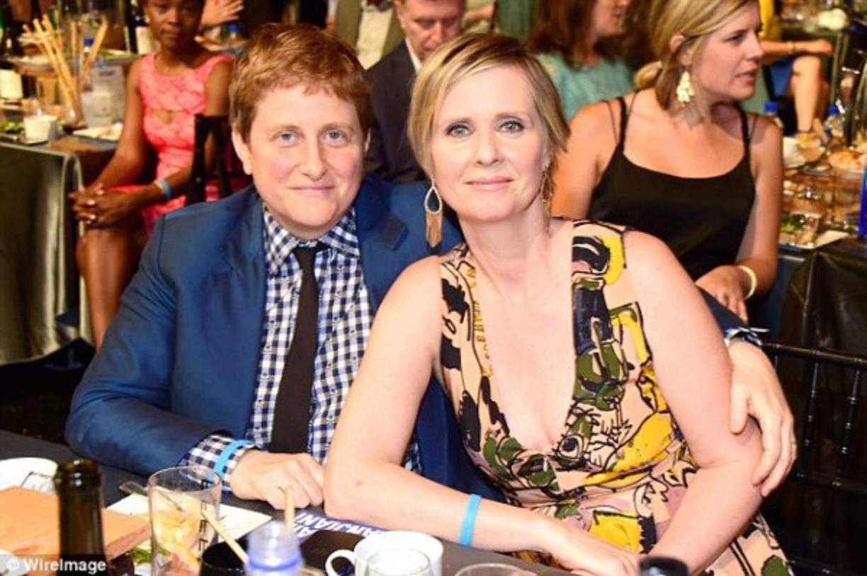 En la vida real la historia es otra. En 2012 Cynthia Nixon se casó con su novia Christine Marinoni. La pareja esperó para casarse hasta que el matrimonio entre personas del mismo sexo fuera legal en el estado de Nueva York.