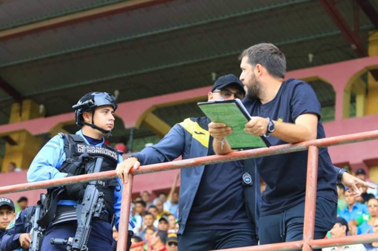 La polémica se dio en la graderías en el juego entre Juticalpa - Real España. Resulta que el Tato García y su asistente ténico Rafael Cánovas, estaban de pie observando el encuentro por lo que eso ocasionó el malestar de los aficionados del club canechero.