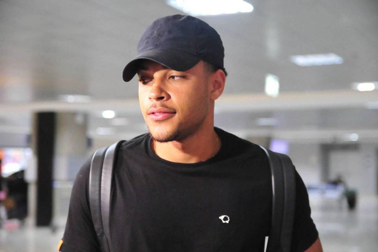 Vitor Roque ya viaja hacia Barcelona junto con su esposa. Su llegada estaba prevista para el próximo verano europeo, pero el Barcelona decidió anticiparla.