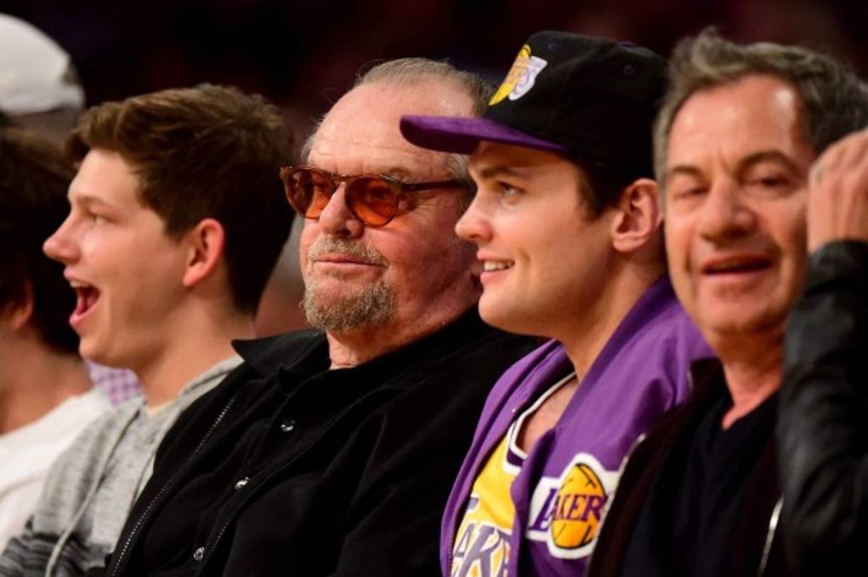 Jack Nicholson, fan reconocido del equipo de Los Angeles, que acudió junto a su hijo y protagonizó algunos de los momentos más comentados del partido al volverse completamente loco celebrando cada punto de Bryant.