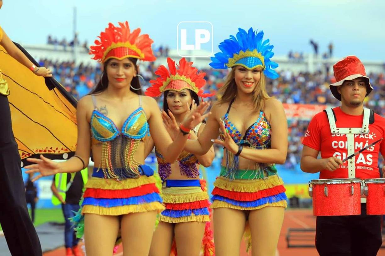 En la previa de la Gran Final hubo bailes con lindas chicas.