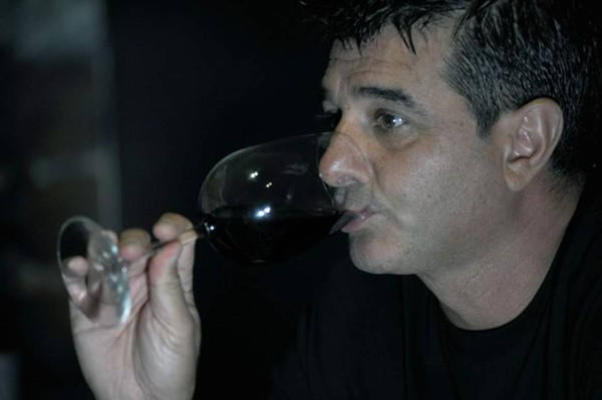 Diego también tiene otras pasiones, que sin duda son curiosas. En su momento tuvo una distribuidora de vinos en Argentina, con su propia marca “Don Vázquez”.