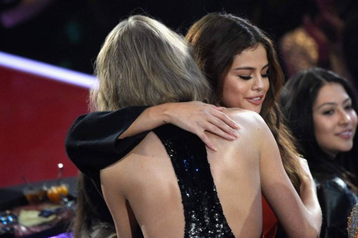 Otro ángulo del abrazo entre ambas divas.