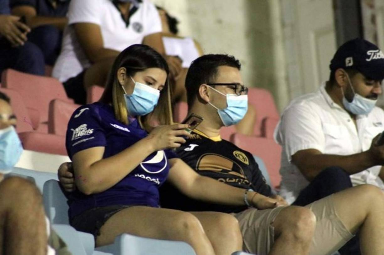 Una pareja de aficionados del Motagua en el estadio Ceibeño apoyando al equipo ante el Victoria.