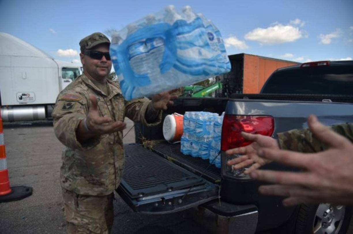 El Ejército de Salvación instaló puntos de distribución de ayuda en toda la ciudad.