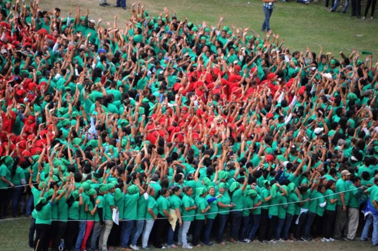 Honduras rompe récord Guinness del árbol humano de Navidad más grande del mundo.