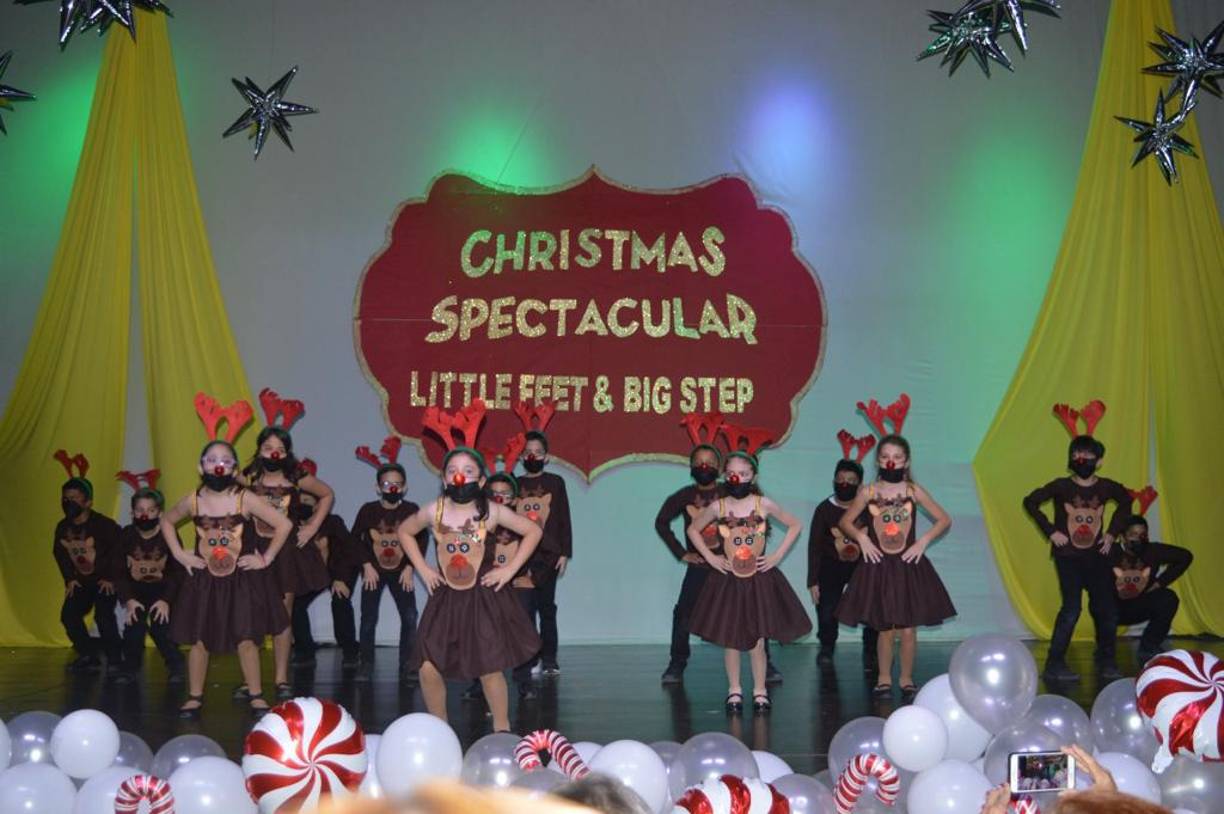 Los niños y niñas del tercer grado presentaron un baile con vestidos de renos y el alegre Santa Claus.
