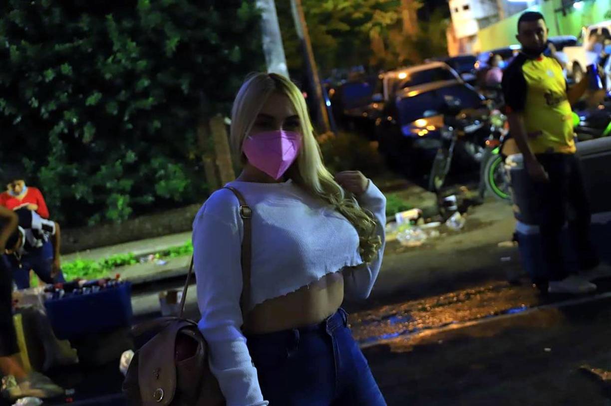 Otra guapa chica llegando al estadio Morazán para ver la Gran Final.