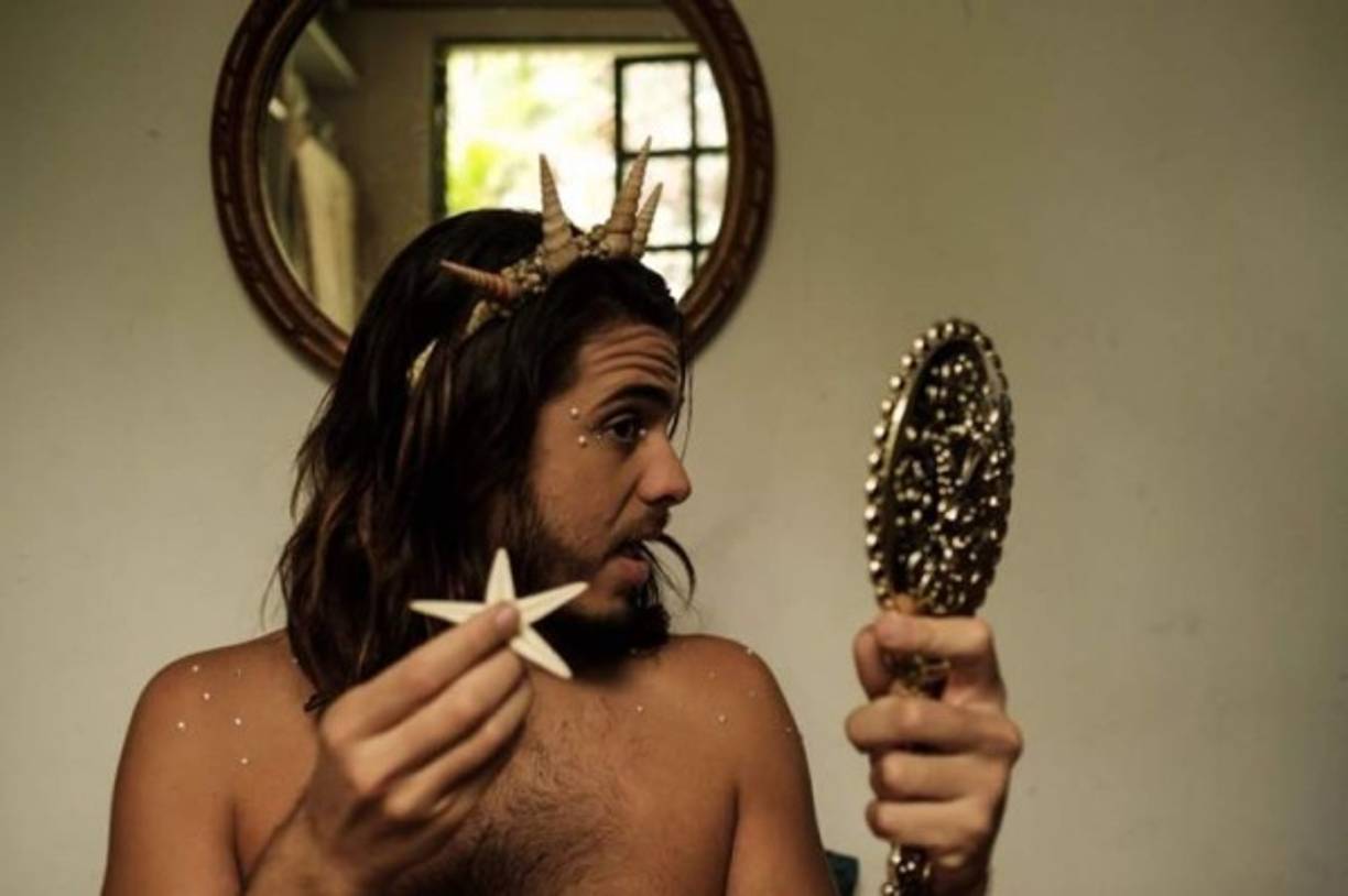 Se toma su tiempo para tratar de embellecerse como 'La Sirenita'.