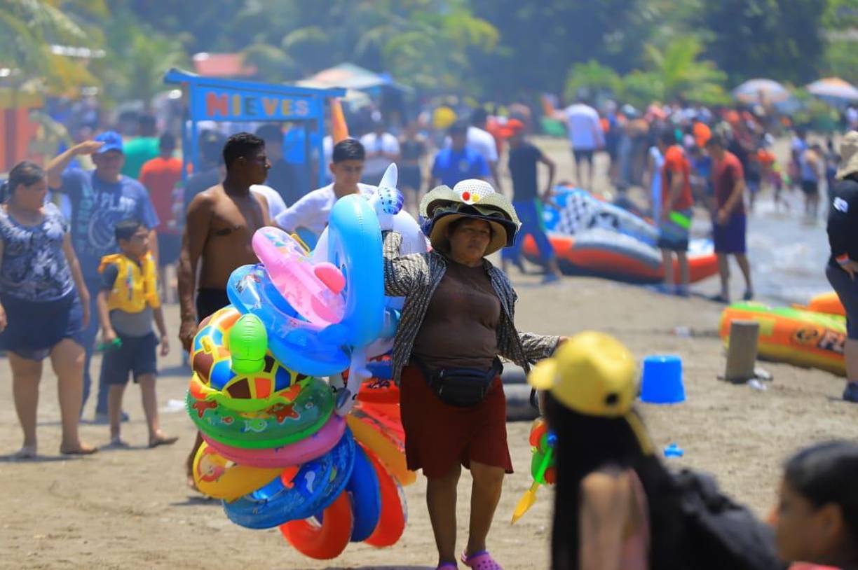 Cientos de veraneantes colmaron hoy las playas de Omoa y Puerto Cortés. 