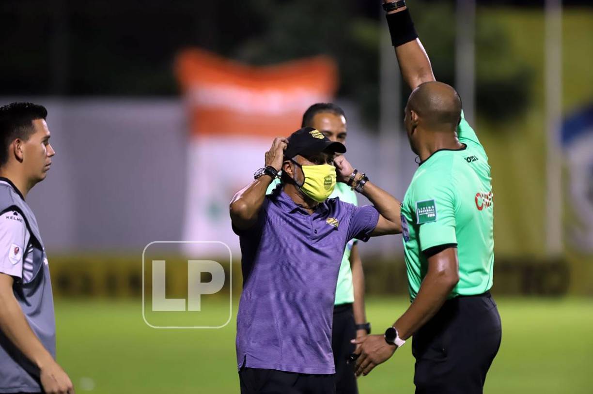 El árbitro Óscar Moncada amonestó al entrenador mexicano Raúl ‘Potro‘ Gutiérrez.