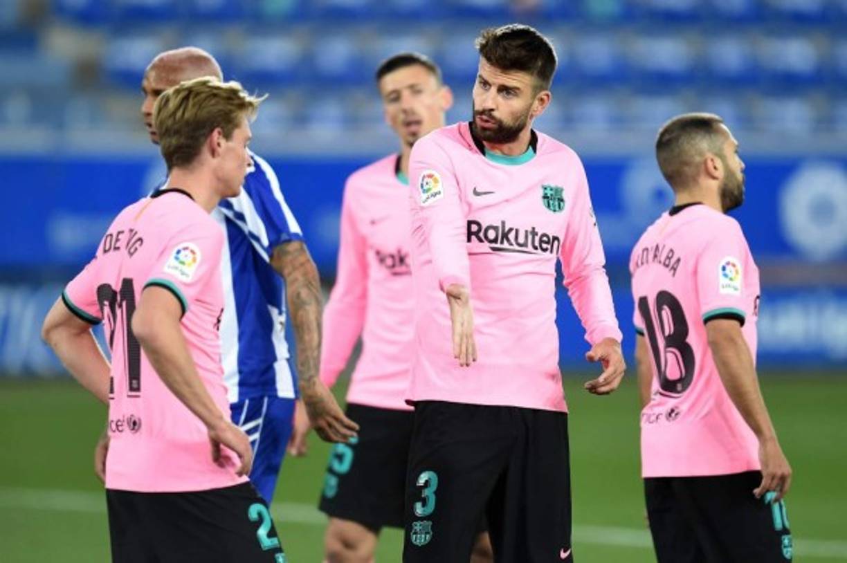 Gerard Piqué le llama la atención a Frenkie de Jong tras una jugada.