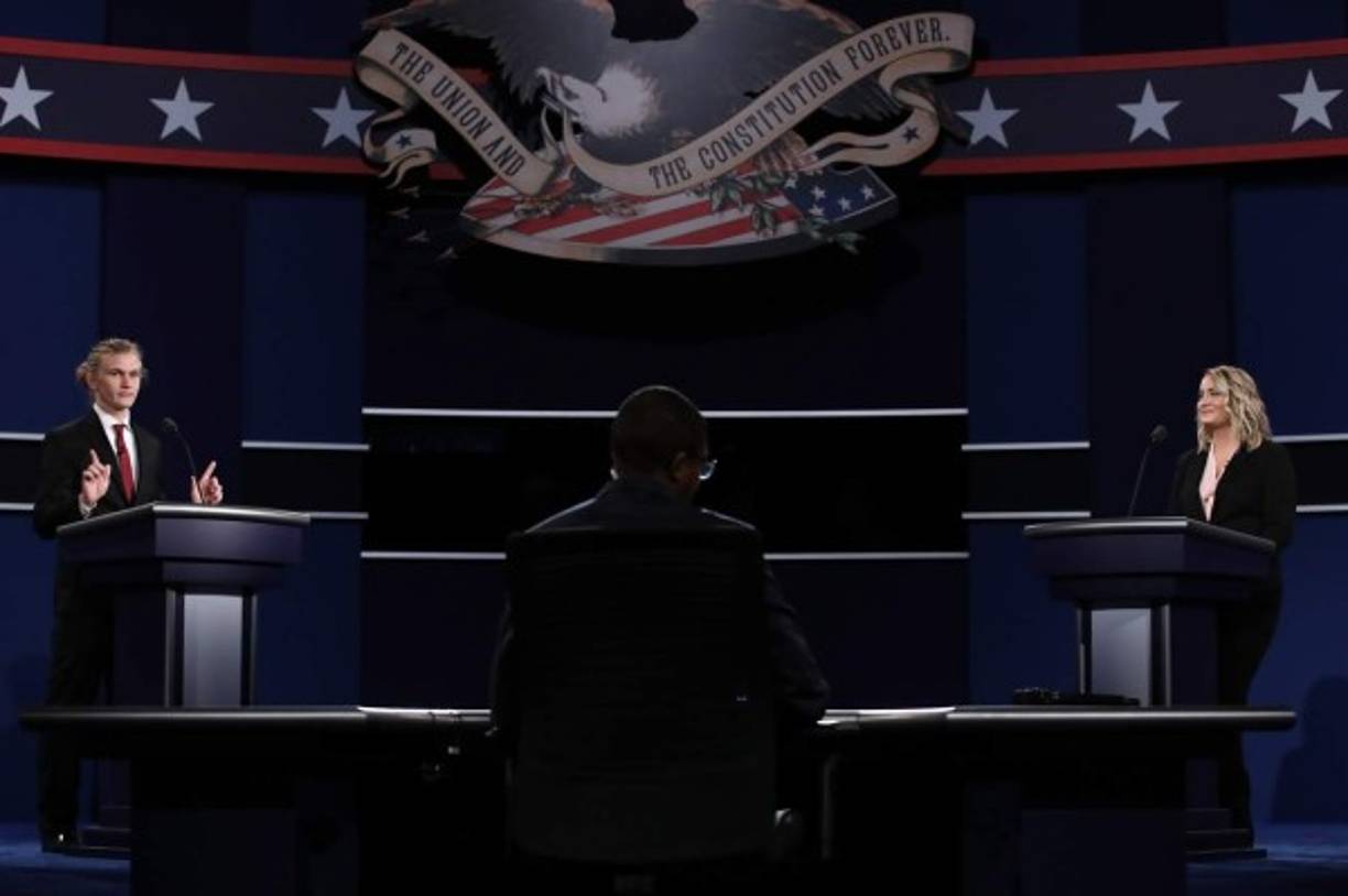 Candidatos de Repuesto. Dos estudiantes de la Universidad Hofstra, sede del debate, participan en un ensayo del debate presidencial.