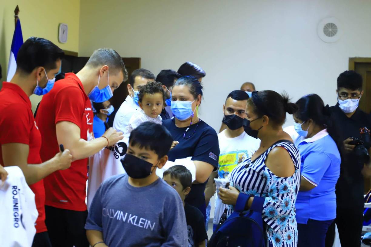 Los jugadores del Atlas en el momento que daban autógrafos. 