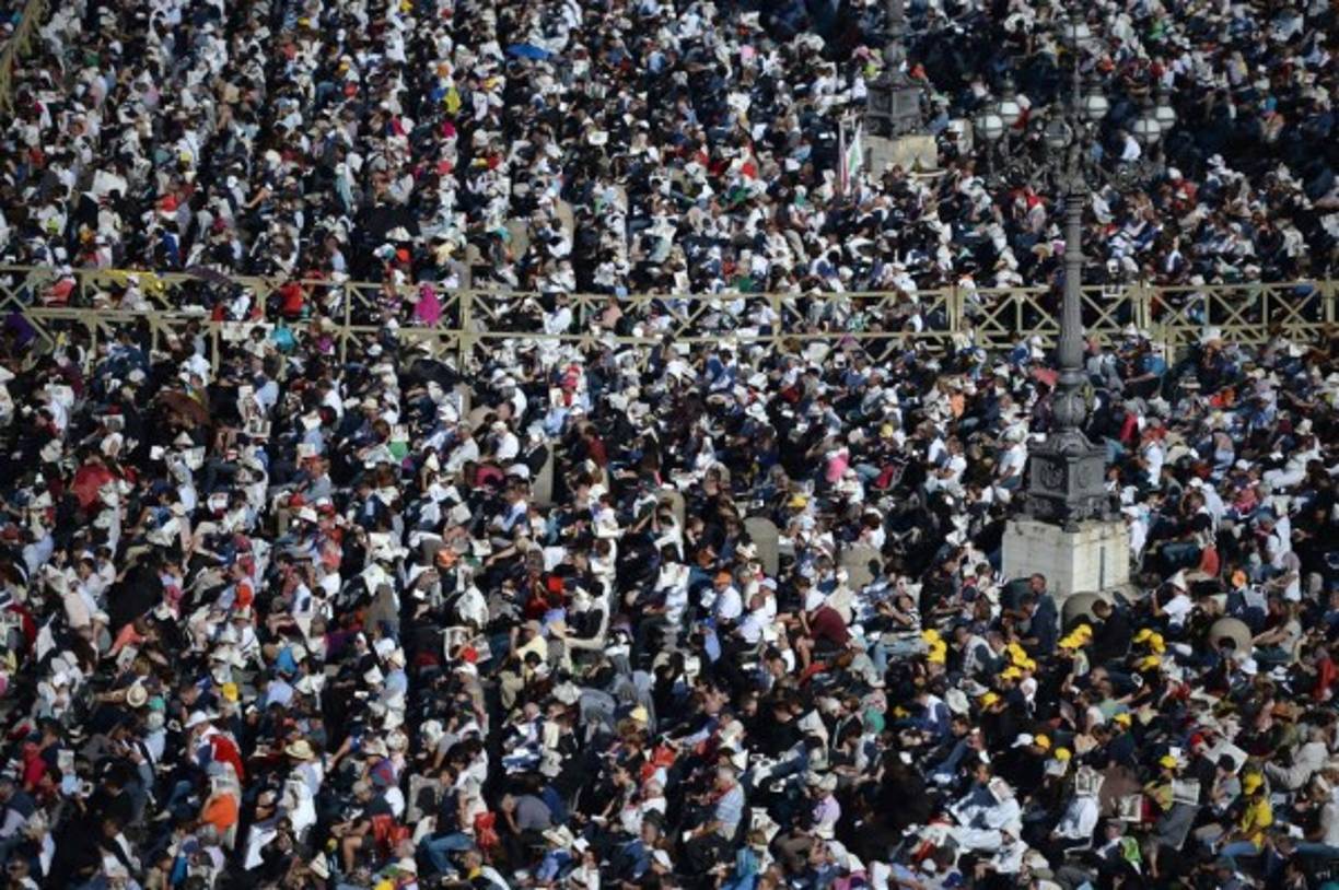 Con palabras claras y directas, Francisco reivindicó ante la jerarquía de la Iglesia que asistía a la ceremonia que 'Jesús no tiene miedo a las novedades, por eso continuamente nos sorprende llevándonos por caminos nuevos e imprevisibles. Nos renueva, nos hace siempre nuevos', dijo.