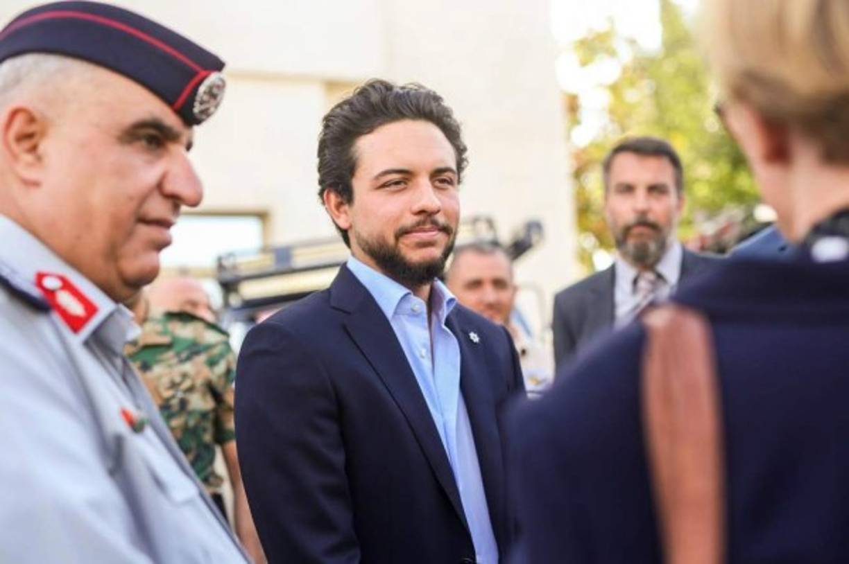 Uno de los principales objetivos del príncipe es desarrollar y empoderar a los jóvenes. Su iniciativa, Haqiq, permite que los estudiantes de secundaria de todo el reino participen e interactúen en el proceso de construcción de la unidad. Los participantes se unene a programas de voluntariado en todo el país y dentro de sus propias comunidades.<br/><br/>También creó una iniciativa de pasantías en la NASA, brindando oportunidades de pasantías a la juventud jordana. También lanzó la iniciativa 'Audiencia sin Fronteras', que ayuda a los niños sordos que buscan tratamiento, capacitación y educación.<br/><br/>ahhhh y además, juega fútbol y ama las motos y los deportes extremos.<br/>