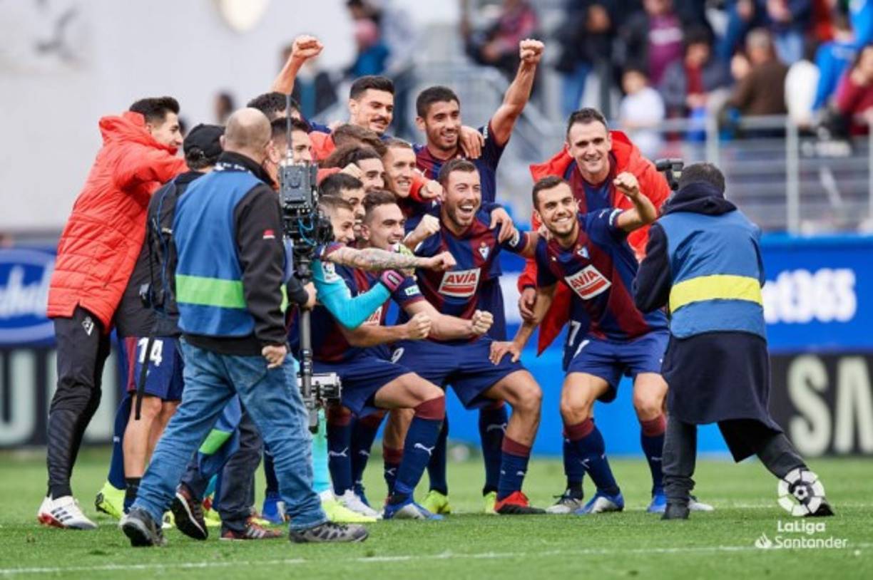 El original festejo de los jugadores del Eibar tras la victoria sobre Real Madrid.