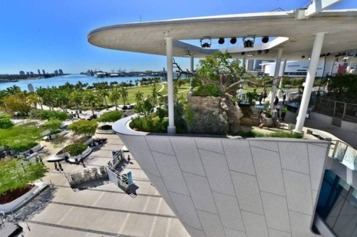Convertido en un viaje apasionante a la vida animal y al espacio a través de un acuario con especies y hábitats de Florida y un planetario con la última tecnología. EFE