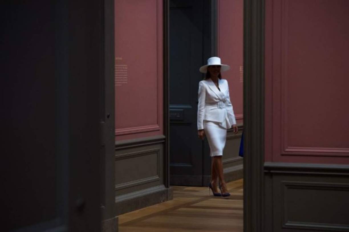 Aunque los expertos en moda destacaron el toque de estilismo que le dio el sombrero de ala ancha al conjunto de la primera dama, los usuarios en redes sociales no tardaron en convertirlo en meme.