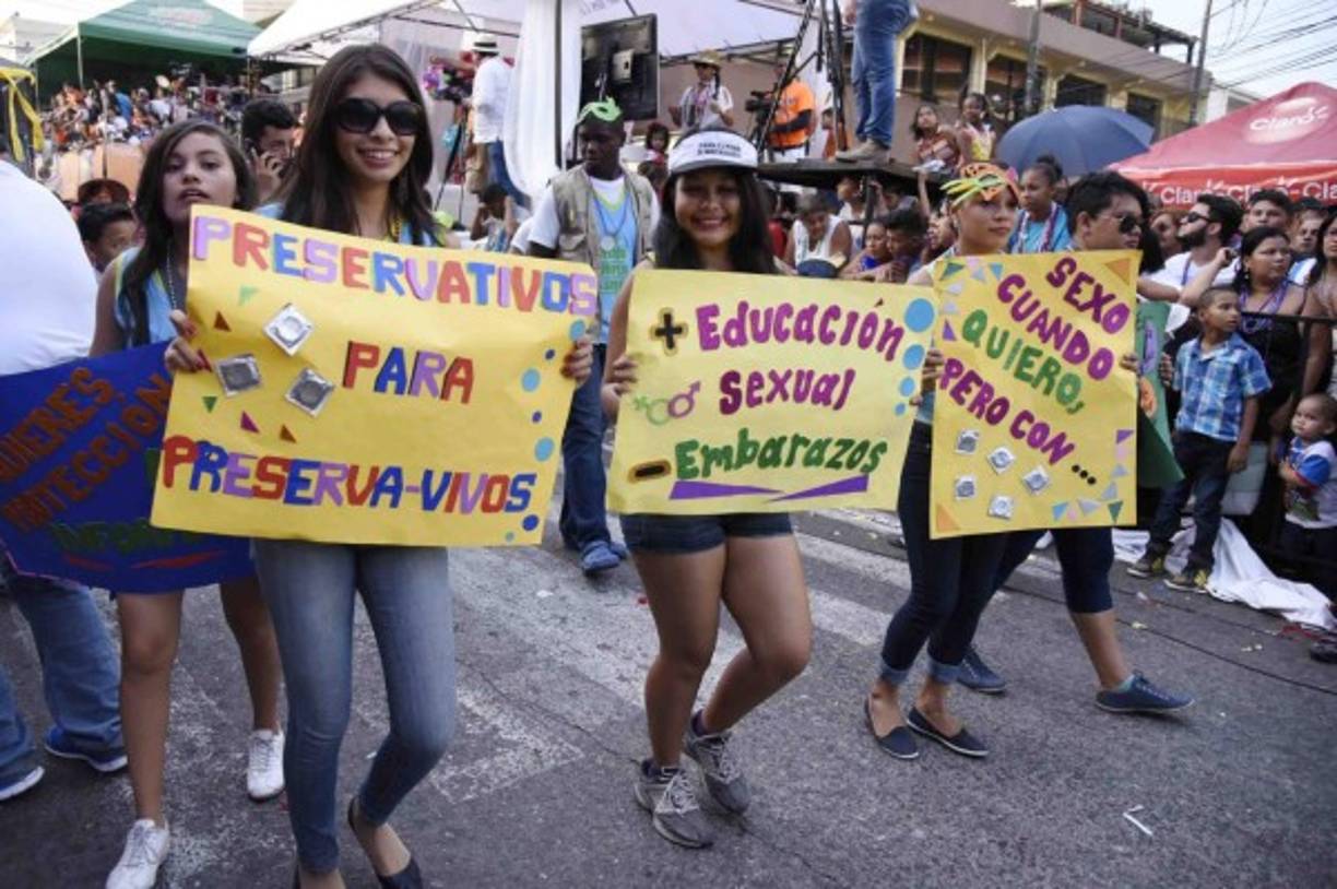 En el carnaval hubo de todo, incluso estas chicas con su mensaje sobre educación sexual.