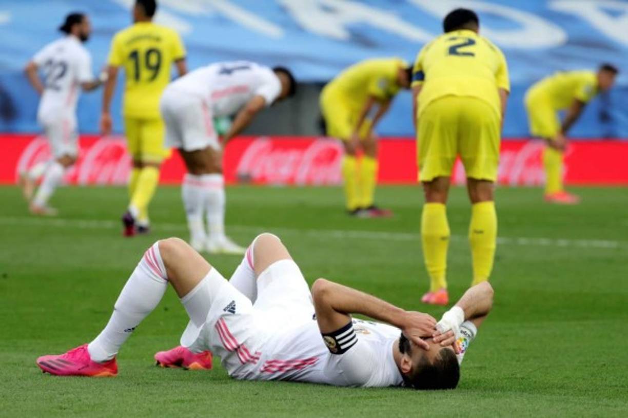 Karim Benzema, tirado en el césped y con las manos en el rostro, se lamenta por no poder ganar el título.