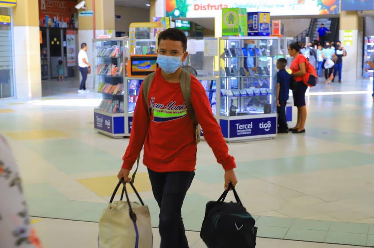 Ciudadanos concurren la terminal de buses de San Pedro Sula. Fotografía: La Prensa / Melvin Cubas