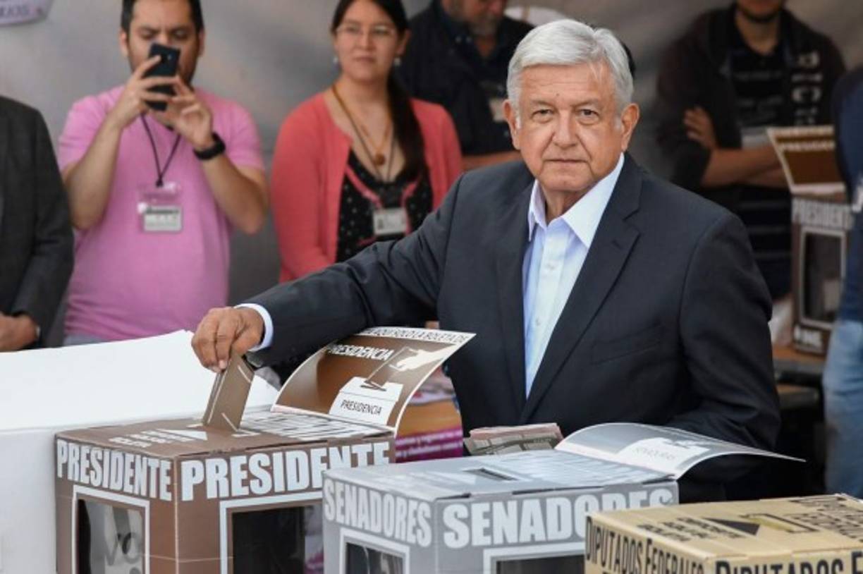 TOPSHOT - Mexico's presidential candidate Andres Manuel Lopez Obrador for the 'Juntos haremos historia' party, casts his vote during general elections, in Mexico City, on July 1, 2018.<br/>Mexicans began casting their ballots in general elections marked by deep anger over endemic corruption and brutal violence, with veteran leftist Andres Manuel Lopez Obrador looking poised to sweep to power. / AFP PHOTO / ALFREDO ESTRELLA