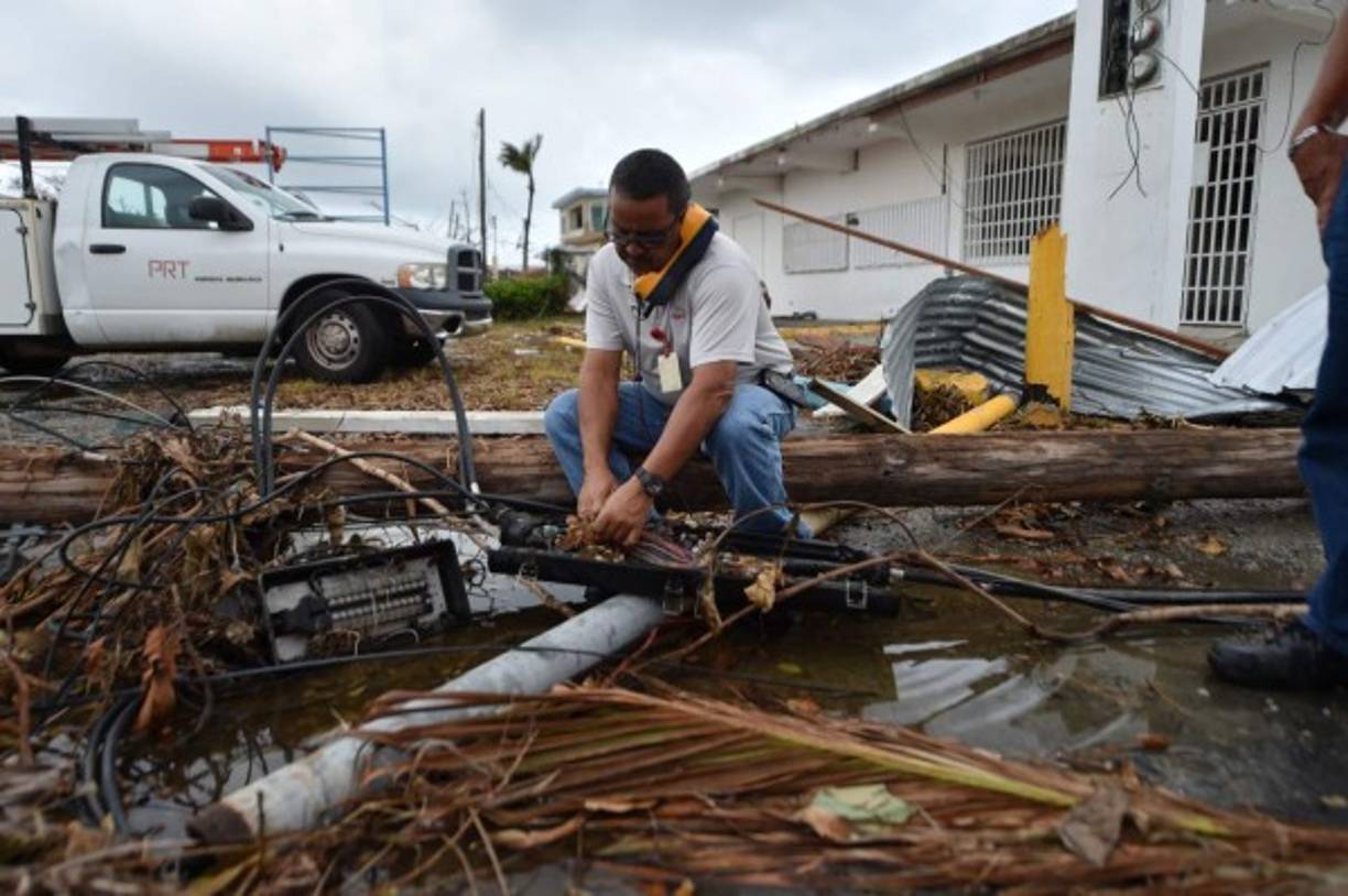 Los electricistas locales trabajan por su cuenta intentado restablecer la energía en las zonas más afectadas.