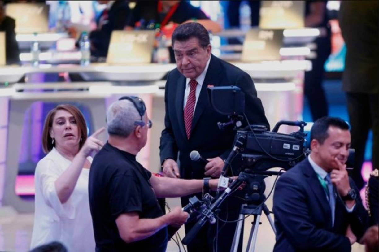 En 2010 anuncia su retiro de Canal 13, y firma contrato con la cadena de Mega. Pero en 2012 inesperadamente desapareció de la pantalla chica.