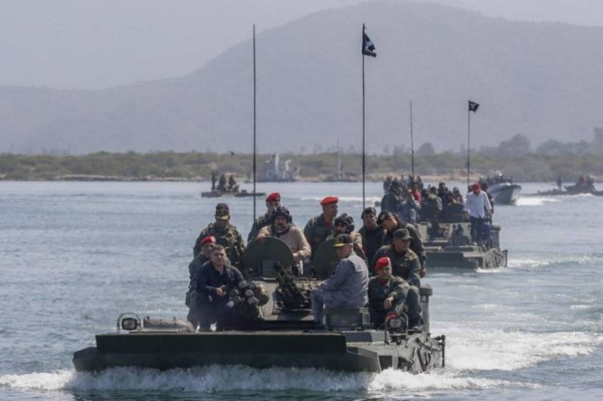 El presidente de Venezuela, Nicolás Maduro, encabezó ayer unas maniobras militares con las que mostró su confianza en los soldados, mientras que la oposición recorrió los cuarteles para entregarle a los uniformados del país el texto de una ley con la que pretenden que no lo acate.