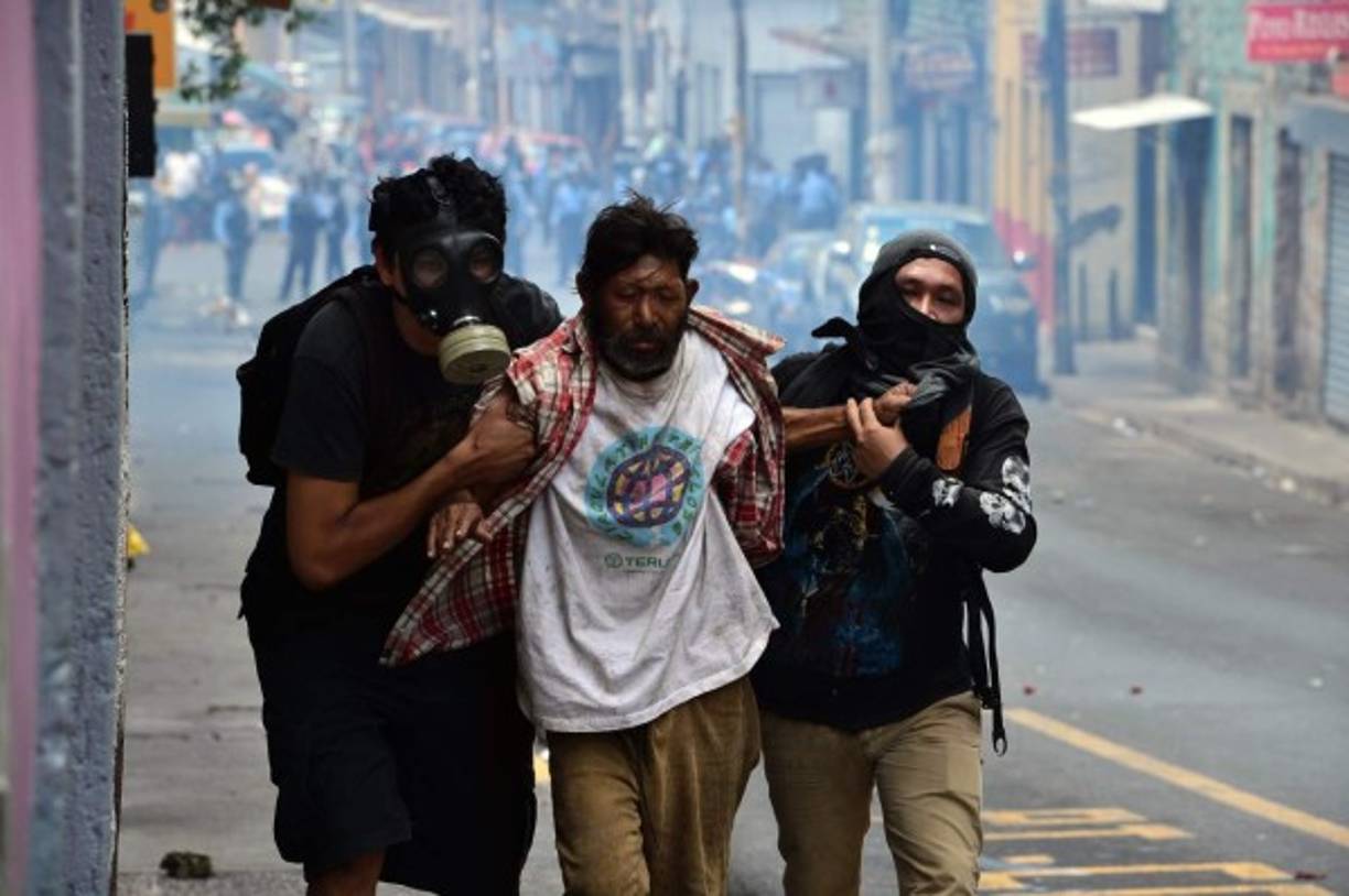 Los seguidores de Zelaya lanzaban piedras a los policías, que respondían con bombas lacrimógenas, pero minutos después la marcha avanzó hasta el centro de la capital, donde ocurrió el segundo disturbio.