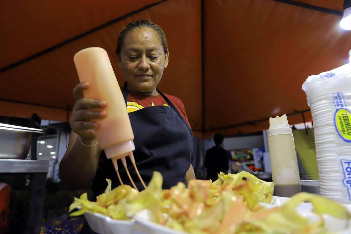 No podía faltar la venta de comidas típicas en el estadio Olímpico. Una delicia.